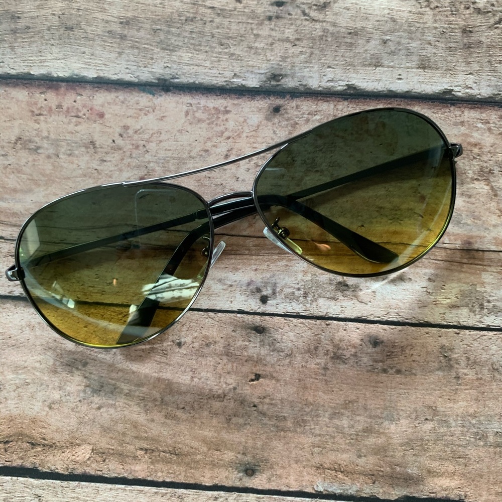 MENS AVIATOR STYLE SUNGLASSES WITH CASE
